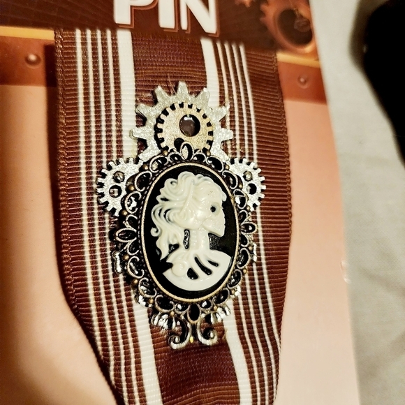 Steampunk Monocle Goggle & Skeleton Cameo Brooch Pin Halloween Costume Cosplay - Picture 2 of 5